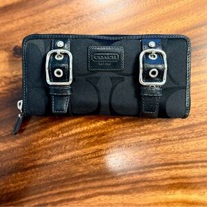COACH Zoe Double Buckle
Black Jacquard Leather Accordion Zip Around Wallet EUC